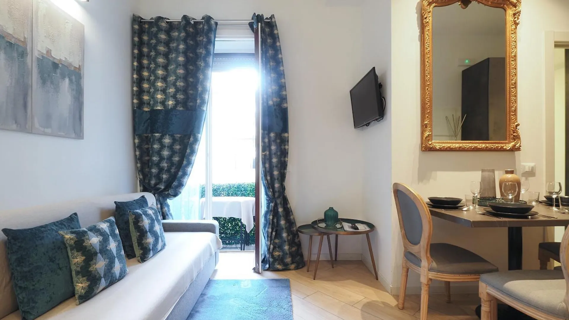 Apartment Ferienwohnung Duomo Luxury Tiffany With Balcony Mailand